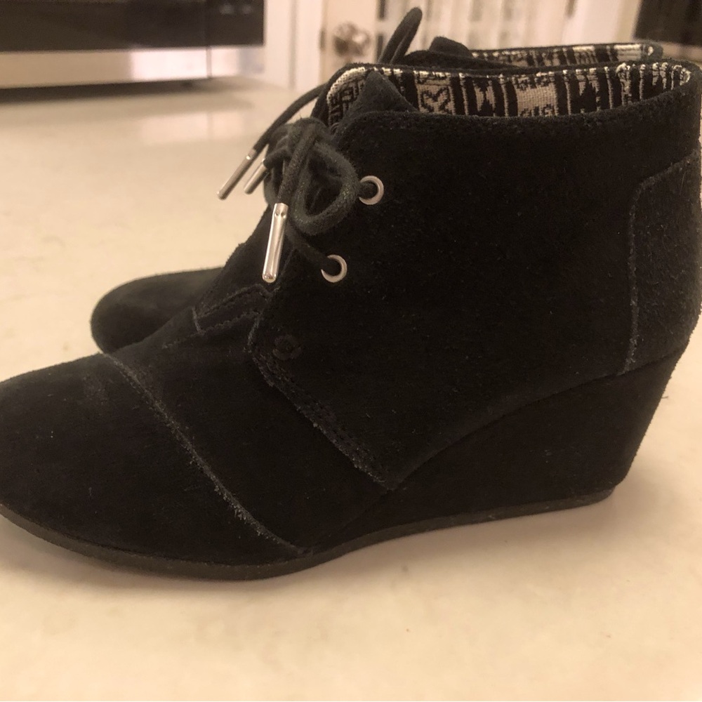 👢TOM’S Women’s 8W Black Suede “Desert Wedge” Boot EUC - Picture 3 of 5